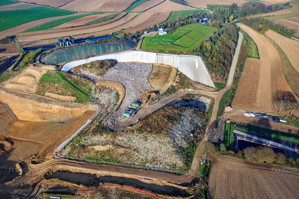 Aerial view: Sealing work at the Déchèterie de Wintzenbach landfill and Installation de Stockage des Déchets Non Dangereux (ISDND) in Schaffhouse-près-Seltz in the state Bas-Rhin, France. – Photo: IMG_075710.jpg taken on 11/01/2014 by Werner Riehm/FLY-FOTO.com – Resolution of the original: 5472 x 3648 px – Déchèterie de Wintzenbach - SMICTOM – ISDND - SMICTOM