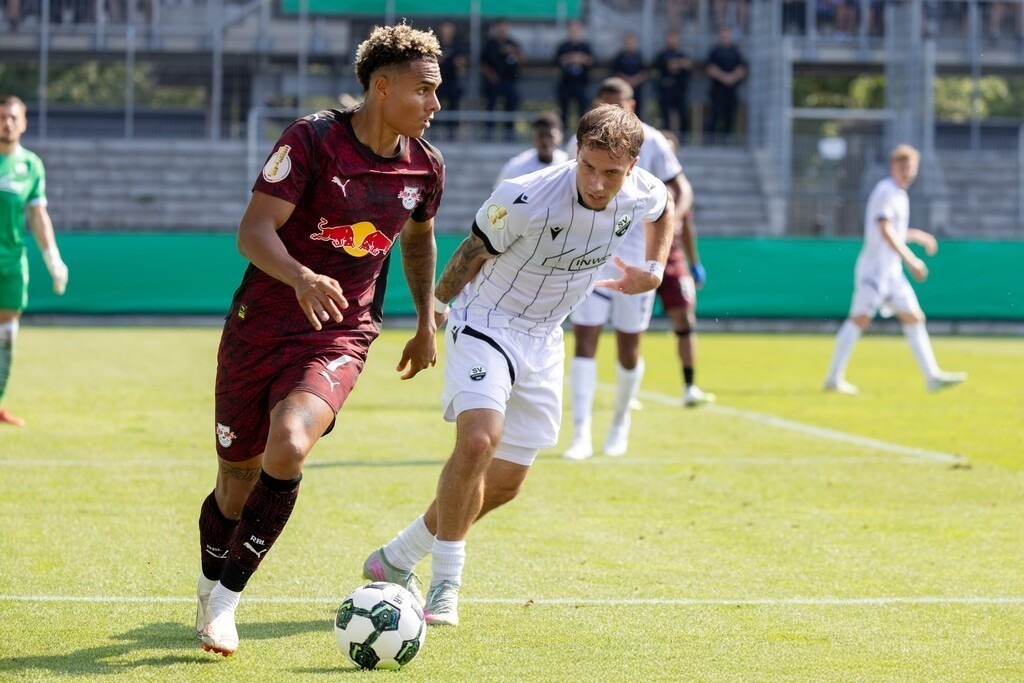 SV Sandhausen gegen RB Leipzig (DFB-Pokal, 1. Runde)***Am Ball: Antonio Nusa (7, Leipzig) | SV Sandhausen gegen RB Leipzig (DFB-Pokal, 1. Runde)***Am Ball: Antonio Nusa (7, Leipzig) - Realisiert mit Pictrs.com