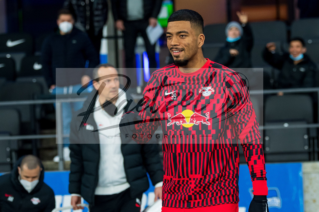 BSCRBL20220220_247 | Fussball, Herren: Benjamin Henrichs (RB Leipzig) schaut bei dem Spiel der 1. Bundesliga zwischen Hertha BSC und RB Leipzig im Olypiastadion am 20.02.2022 in Berlin, Deutschland.DFB / DFL REGULATIONS PROHIBIT ANY USE OF PHOTOGRAPHS AS IMAGE SEQUENCES AND/OR QUASI-VIDEO. - Realisiert mit Pictrs.com