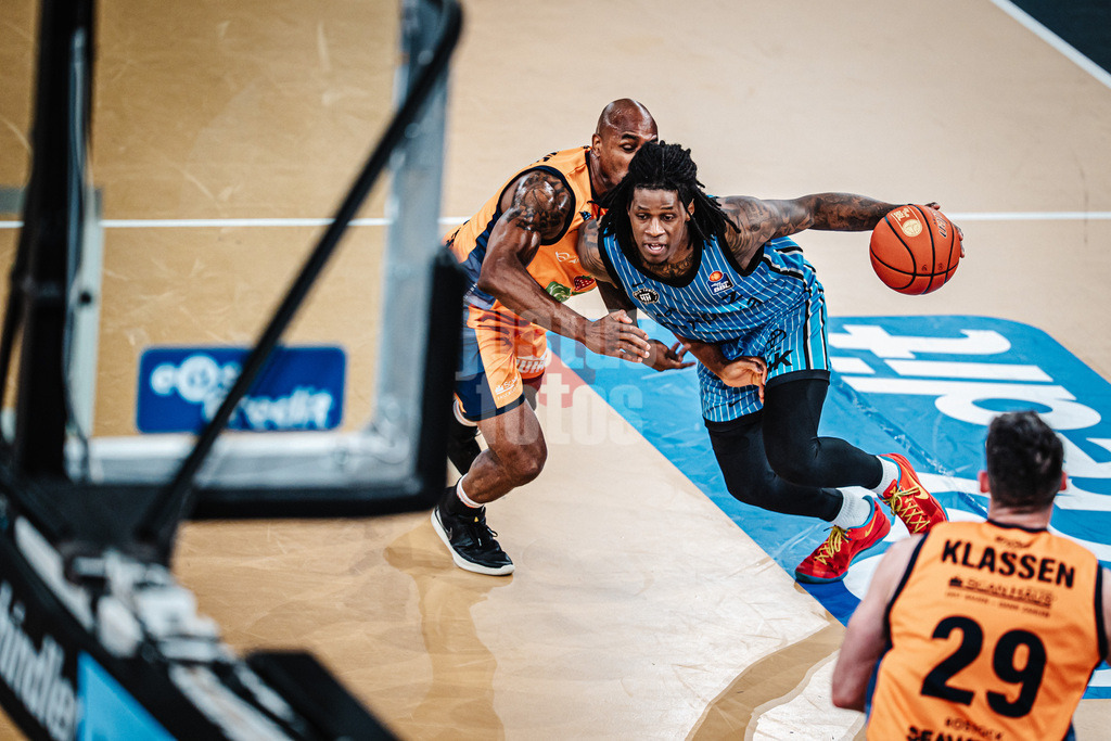 Basketball | Männer | Saison 2025/2026 | easyCredit Basketball Bundesliga | 13. Spieltag | Veolia Towers Hamburg vs. Rostock Seawolves | 22.04.2026 | v.l. DeAndre Lansdowne (#9, Rostock Seawolves) gegen Leonard Thorpe Jr. (#2, Veolia Towers Hamburg)