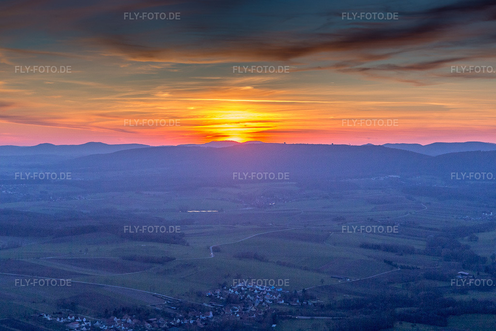 Luftbild: Sonnenuntergang über der Landschaft der Nord-Vogesen in Ingolsheim im Bundesland Bas-Rhin in Frankreich. Foto: IMG_105018.jpg vom 21.03.2018 durch Werner Riehm/FLY-FOTO.de