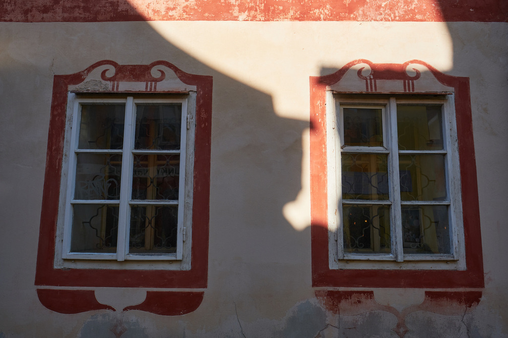 Renovierte Hauszeile in der Gasse Panska | Budweis, Tschechoslowakei - June 16, 2022: Fenster einer Renovierte Hauszeile in der Gasse Panska - Realisiert mit Pictrs.com