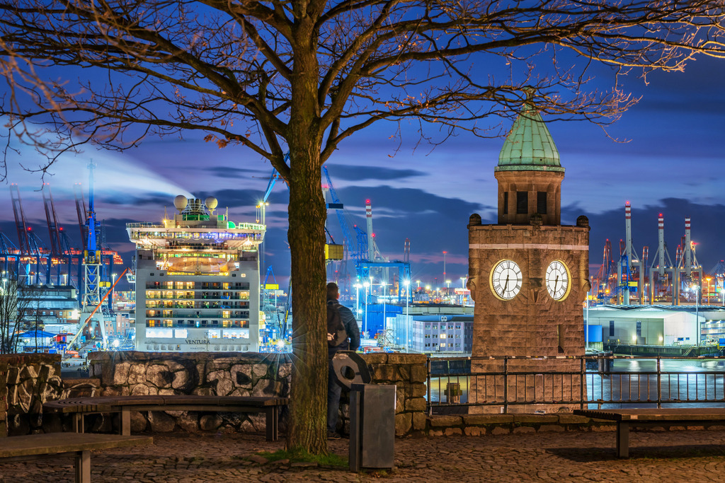 10230208 - Blaue Stunde am Stintfang | Blaue Stunde am wohl bekanntesten Aussichtspunkt Hamburgs mit Blick auf den Pegelturm und die Ventura im Dock Elbe 17.