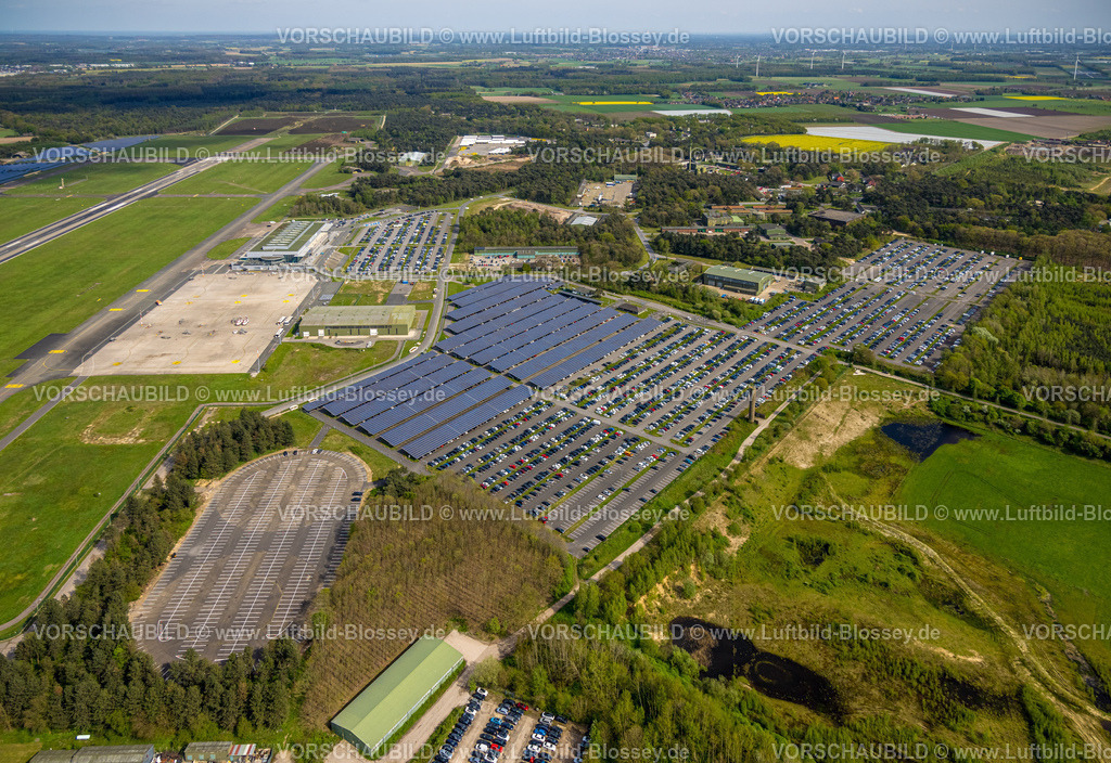 Weeze240402747FlughafenNiederrhein | Luftbild, Flughafen Airport Weeze, Ryanair Fluggesellschaft, Startbahn und Landebahn, Solarpark und Terminal Abfertigungshalle, Parkplätze, Wiesen und Felder mit Fernsicht, Baal, Weeze, Niederrhein, Nordrhein-Westfalen, Deutschland