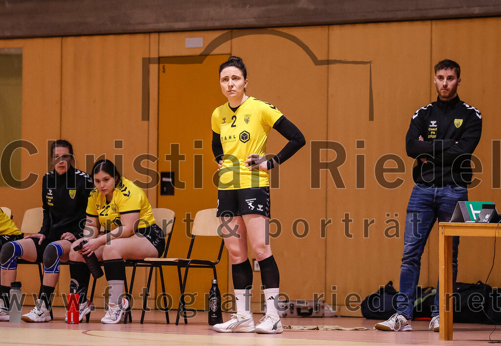 2025-01-11_074_SpVgg_Altenerding_gegen_HF_Scheyern | Erding, Deutschland, 11.01.2025:Handball, Bezirksoberliga Frauen Altbayern 2024 / 2024, 10. Spieltag, SpVgg Altenerding gegen HF Scheyern, Endergebnis: 20:23Tanja Ruscitti (HF Scheyern, #22), Theresa Reil (HF Scheyern, #2), Trainer Patrick Heimbach (HF Scheyern)Foto: Christian Riedel / fotografie-riedel.net
