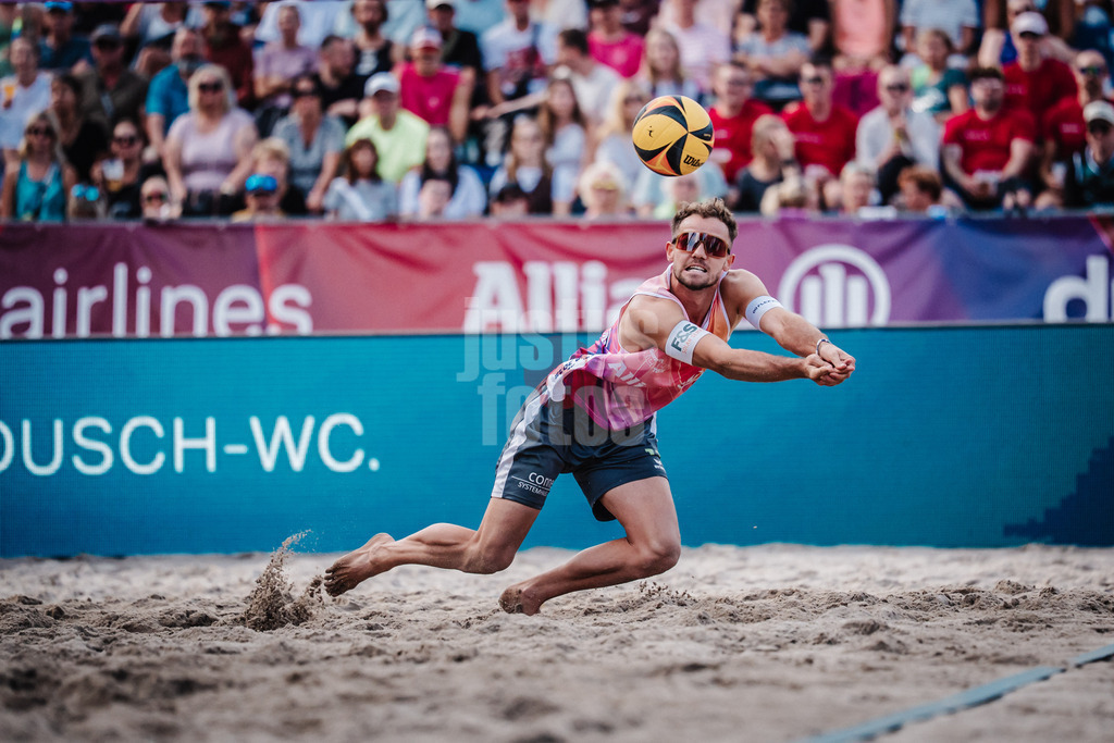 Beachvolleyball | Männer | Deutsche Meisterschaften 2025 Timmendorfer Strand | 05.09.2025 | Jonas Sagstetter spielt den Ball