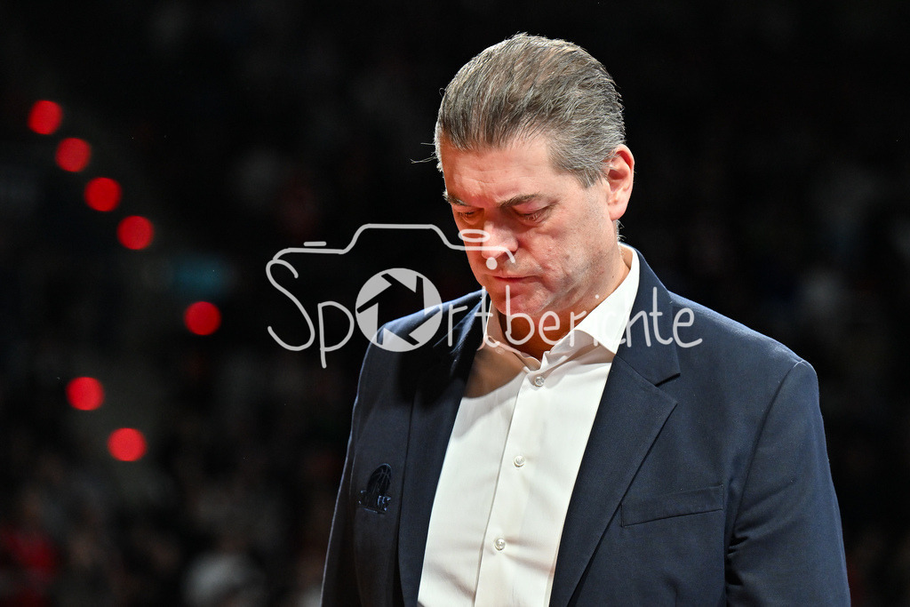 FC Bayern München - Skyliners Frankfurt | MUNICH, GERMANY - 17. FEBRUARY: im Bild Klaus PERWAS Trainer Skyliners Frankfurt / Einzelfoto / Freisteller während dem Spiel zwischen dem FC Bayern München und den Skyliners Frankfurt am 21. Spieltag der easyCredit BBL im BMW Park / mit hängendem Kopf