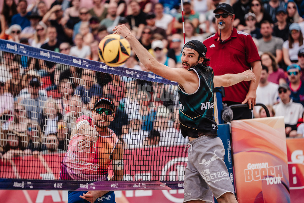 Beachvolleyball | Männer | Allianz German Beach Tour 2025 | Tourstop Bremen | 15.06.2025 | v.l. Bennet Poniewaz beim Angriff gegen Jannik Kühlborn