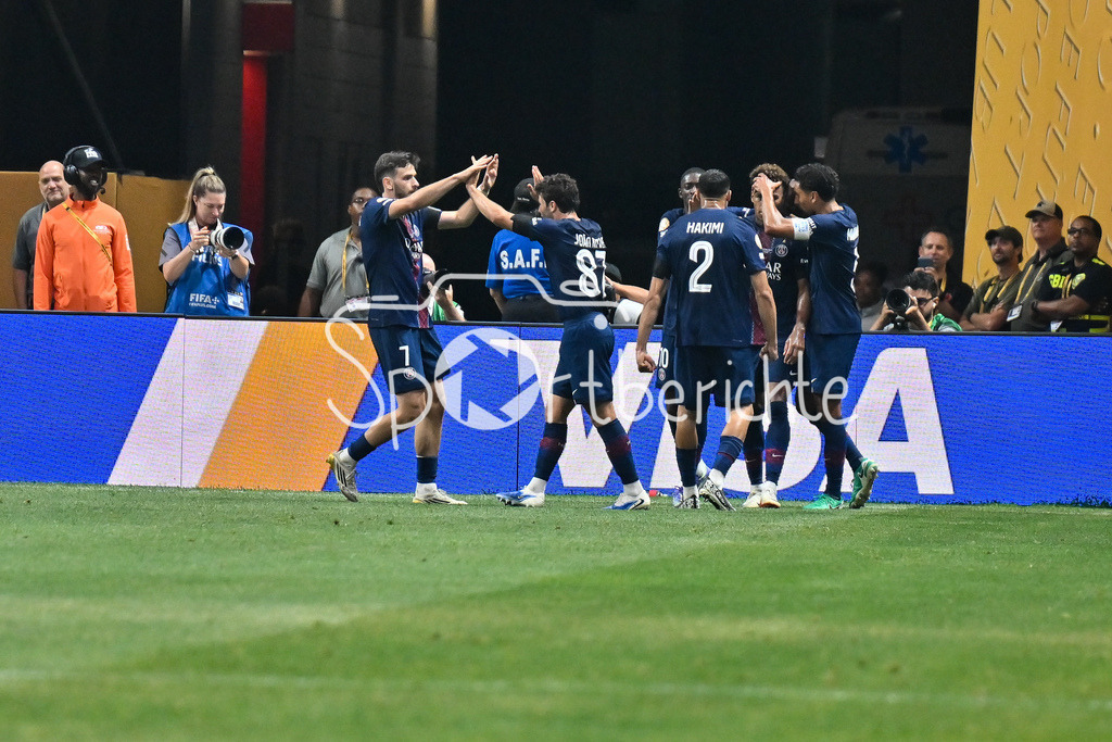 Paris Saint Germain - FC Bayern München | Jubel der Franzosen nach dem Treffer zum 1-0 durch Desire DOUE (Paris SG 14) / Tor / Torschuetze / Freude / Happy / FIFA Club World Cup: Paris Saint Germain - FC Bayern Muenchen, Mercedes Benz Stadium am 05.07.2025 / NOT FOR SALE IN USA