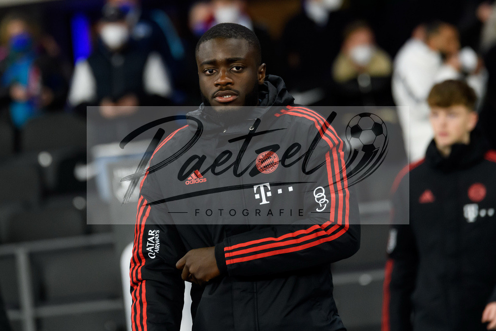 BSCFCB20220123_217 | Fussball, Herren: Dayot Upamecano (FC Bayern Muenchen) schaut bei dem Spiel der 1. Bundesliga zwischen Hertha BSC und FC Bayern Muenchen im Olypiastadion am 23.01.2022 in Berlin, Deutschland.DFB / DFL REGULATIONS PROHIBIT ANY USE OF PHOTOGRAPHS AS IMAGE SEQUENCES AND/OR QUASI-VIDEO. - Realisiert mit Pictrs.com