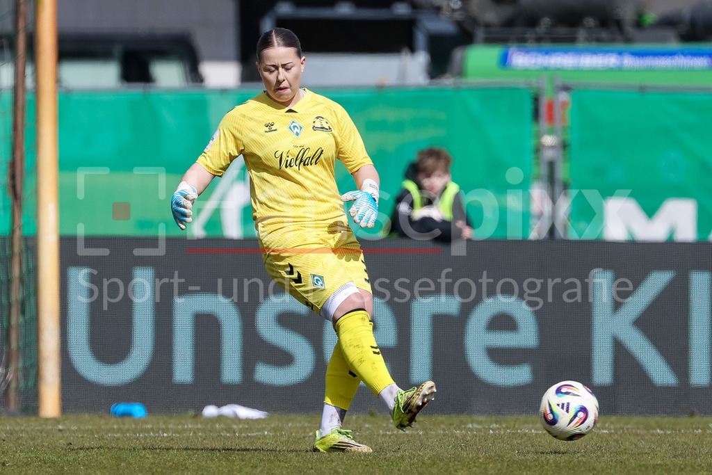 Fussball, Google Pixel Frauen-Bundesliga, SV Werder Bremen - SGS Essen | Mariella El Sherif (Torhüterin, Torwart, SV Werder Bremen, 39) am Ball, Freisteller, Einzelbild, Ganzkörper, Aktion, Action, Spielszene, DIE DFB-RICHTLINIEN UNTERSAGEN JEGLICHE NUTZUNG VON FOTOS ALS SEQUENZBILDER UND/ODER VIDEOÄHNLICHE FOTOSTRECKEN. DFB REGULATIONS PROHIBIT ANY USE OF PHOTOGRAPHS AS IMAGE SEQUENCES AND/OR QUASI-VIDEO.