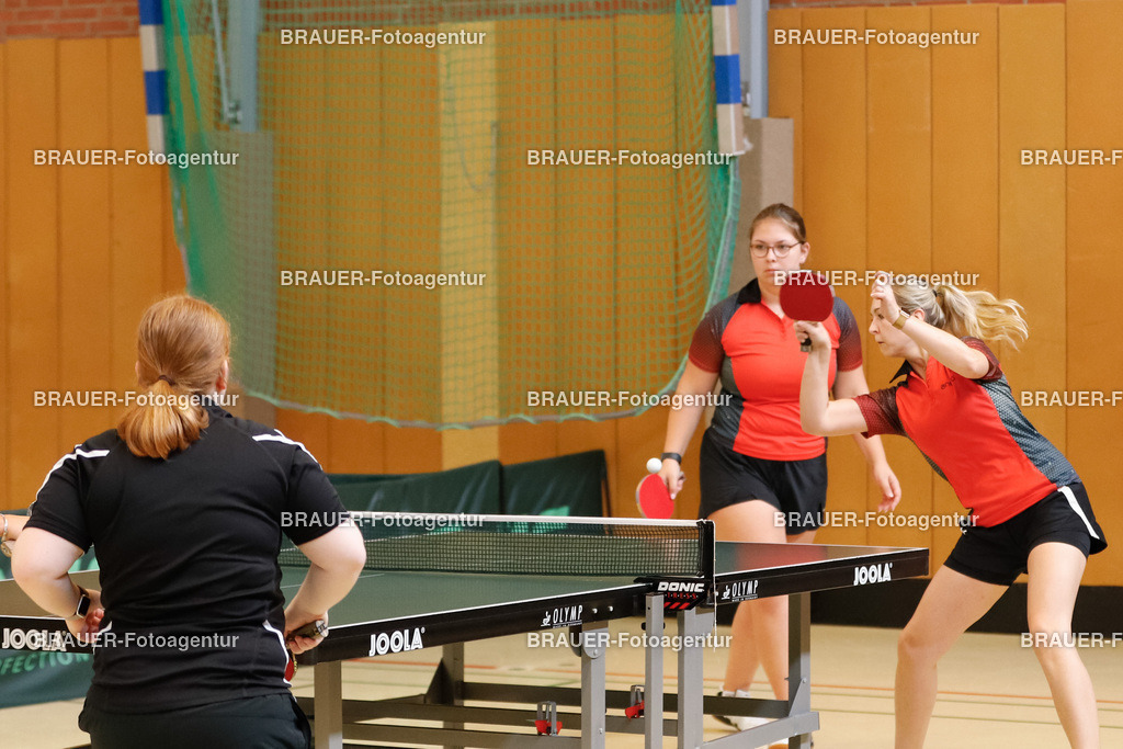 097_KFC_20230815_0001.JPG -  - KFC Uerdingen vs SF Baumberg - Oberliga Niederrhein | Krefeld, Deutschland, 03.09.23:   

Anrather TK RW Damen (li) Schneider (re) Wischer

waehrend des Spiels der der NRW Liga zwischen Anrather TK RW Damen  vs 1. TTC SG Dülken in der Kicker-Halle Willich-Anrath   am 03. September  2023 in Willich Anrath. 

(Foto von Michael Adler / Brauer-Fotoagentur)

