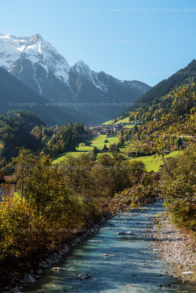 Blick nach Finkenberg im Herbst copyright  Thomas Pfister-1 | PHOTOGRAPHY BY THOMAS PFISTER