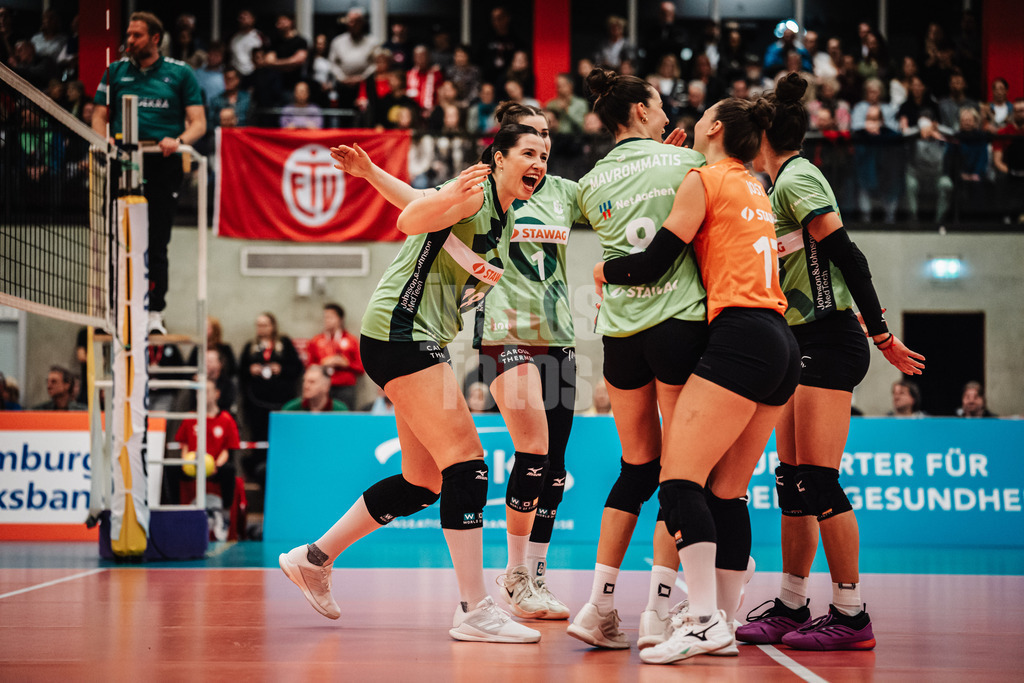 Volleyball | Frauen | Saison 2025/2026 | Volleyball Bundesliga | ETV Hamburger Volksbank Volleys vs. Ladies in Black Aachen | 29.10.2025 | Aachen jubelt, v.l. Lea Ambrosius (#18, Ladies in Black Aachen), Celine Jebens (#1, Ladies in Black Aachen), Zoi Mavrommatis (#8, Ladies in Black Aachen), Kacey Jost (#17, Ladies in Black Aachen) und Tsvetelina Ilieva (#11, Ladies in Black Aachen)