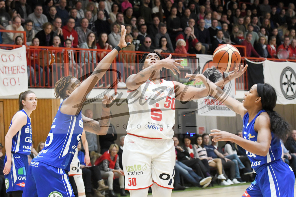 20200126_PANHAL_0033 | Basketball, Frauen: Christin Yuri Mercer (GISA LIONS SV Halle), Brianna Rollerson (GiroLive-Panthers Osnabrück) und Cori Coleman (GISA LIONS SV Halle) im Zweikampf beim Spiel der Toyota DBBL zwischen GiroLive-Panthers Osnabrück vs. GISA LIONS SV Halle am 26.01.2020 im Panthers Dome in Osnabrück, Deutschland.(Foto von Nico Paetzel) - Realisiert mit Pictrs.com