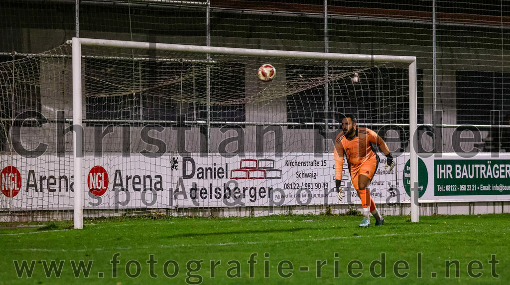 2023-11-17_041_FC_Schwaig_gegen_SpVgg_Feldmoching | Oberding, Deutschland, 17.11.2023:
Fußball, Landesliga Südost 2023 / 2024, 21. Spieltag, FC Schwaig gegen SpVgg Feldmoching, Endergebnis: 1:1

Torwart Semih Cakmakci (SpVgg Feldmoching, #1)

Foto: Christian Riedel / fotografie-riedel.net