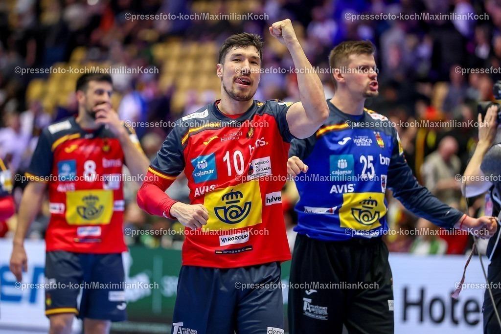 EHF15012601077 | 15.01.2026, Handball, Men's EHF EURO 2026, Spanien - Serbien, Jyske Bank Boxen in Herning, Dänemark, Preliminary Round: Abschlussjubel nach dem Sieg der Spanier gegen Serbien -  Alex Dujshebaev Dovichebaeva (Espania #10) jubelnd neben  Sergey Hernandez Ferrer (Espania #25) 
