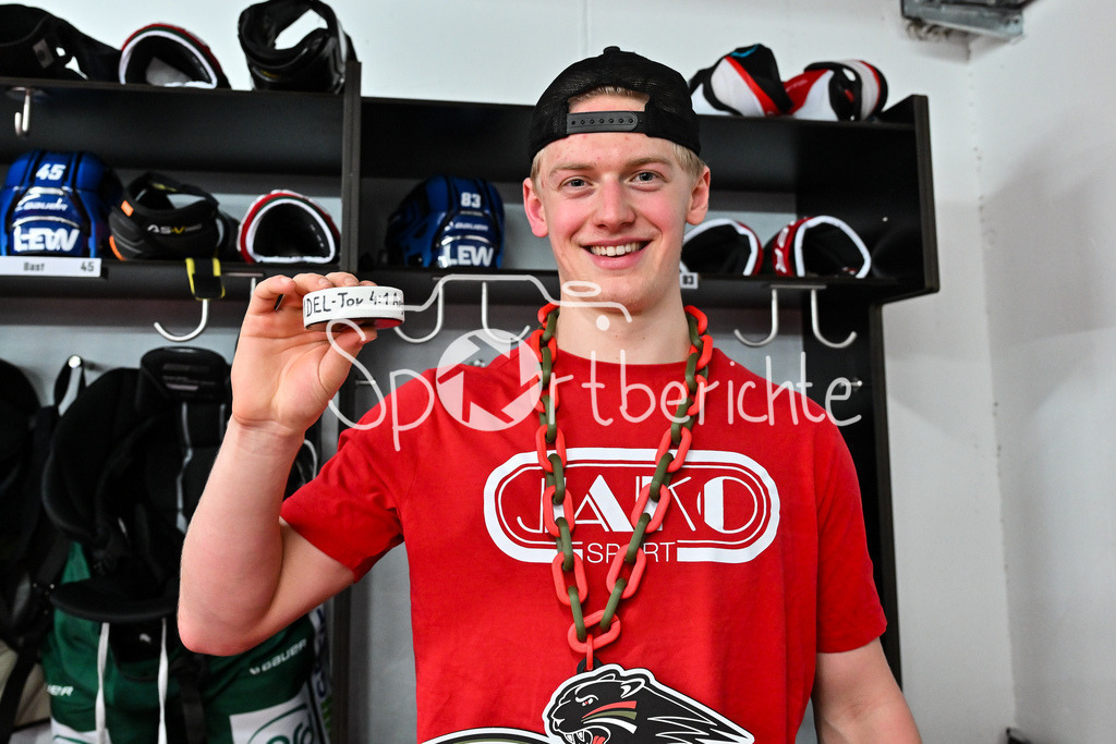 Augsburger Panther - Löwen Frankfurt | AUGSBURG, GERMANY - 16. JANUARY: im Bild Sebastian ZWICKL (Augsburger Panther 83) mit seinem Puck / 1. DEL Tor / Einzelfoto / Freisteller nach dem Match zwischen den Augsburger Panthern und den Löwen Frankfurt am 40. Spieltag der penny DEL im Curt Frenzel Stadion