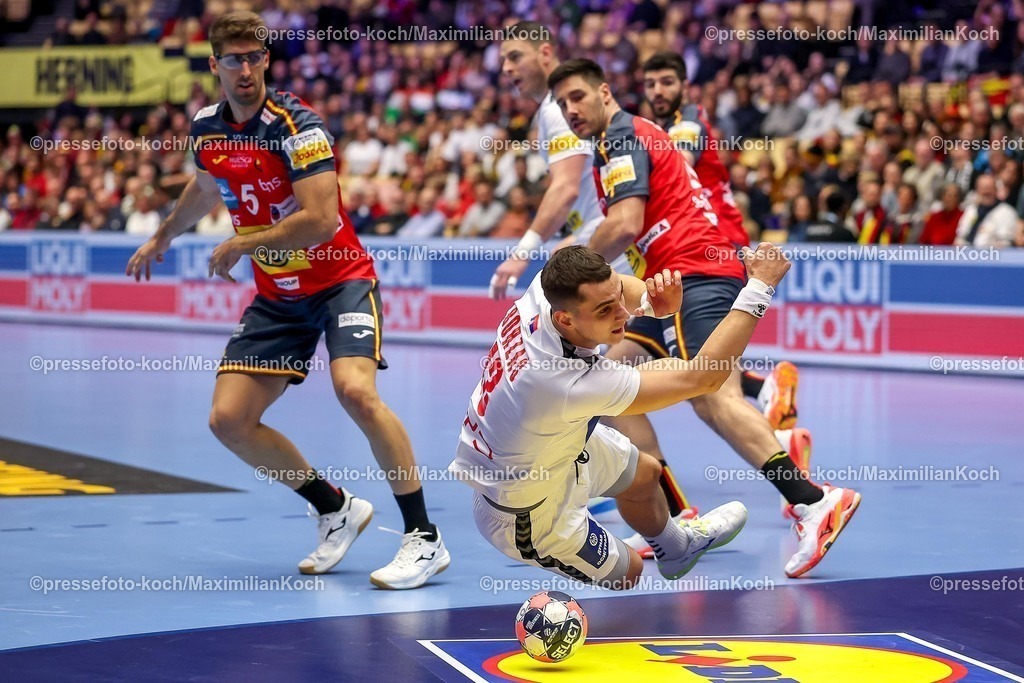 EHF15012601006 | 15.01.2026, Handball, Men's EHF EURO 2026, Spanien - Serbien, Jyske Bank Boxen in Herning, Dänemark, Preliminary Round:   Uros Borzas (Serbien #13) springt dem Ball hinterher