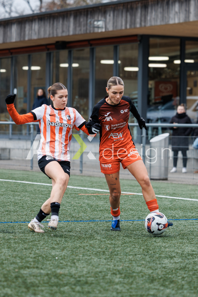 Fußball I Frauen I Saison 2025-2026 I Freundschaftsspiel I FC Aarau Frauen - SC Freiburg U20 I 24.01.2026 | 8 Vanesa Hoti (FC Aarau) – Mittelfeld  //  19 Rebecca Rummel (SC Freiburg U20) – Sturm - Realisiert mit Pictrs.com
