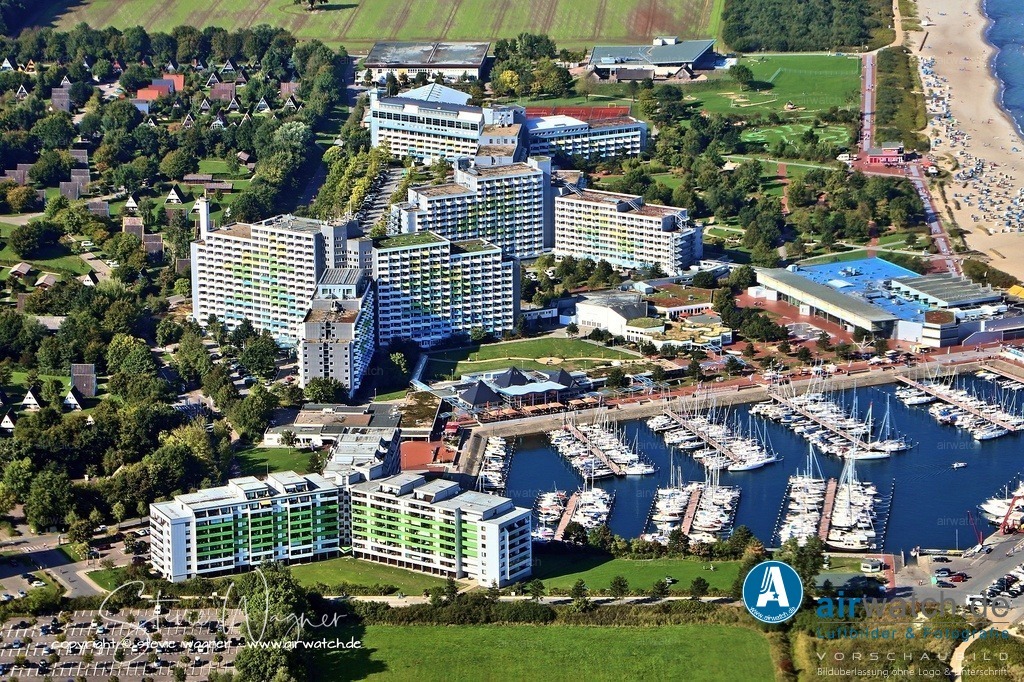 Luftbild Ostsee Resort Damp - Die VAMED Ostseeklinik Damp ist eine Spezialklinik für Wirbelsäule und Gelenke | Die VAMED Ostseeklinik Damp ist eine Spezialklinik für Wirbelsäule und Gelenke, die in persönlicher Atmosphäre von einem erfahrenen Team aus Ärzten, Therapeuten und Pflegekräften betreut wird. Die Klinik bietet eine enge Zusammenarbeit mit der benachbarten Rehaklinik, sodass Patienten nahtlos von der Operation zur Rehabilitation übergehen können.