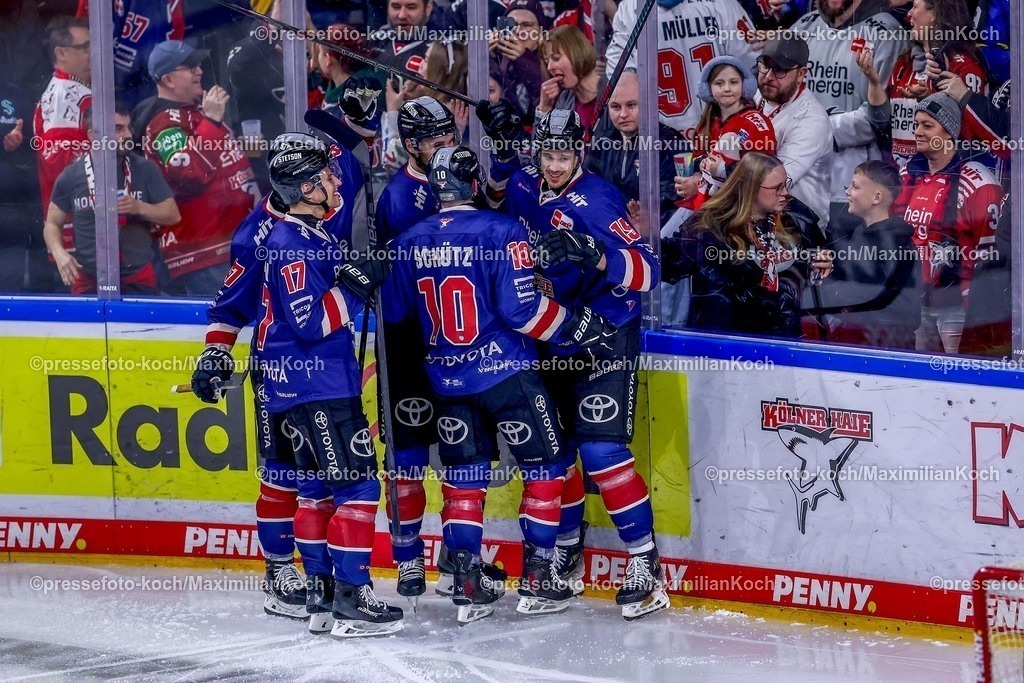 KEC03012501033 | 03.01.2025, Eishockey, Penny DEL, Kölner Haie - EHC Red Bull München, Spieltag 33, Lanxess-Arena Köln: Torjubel nach dem 1:1 Ausgleich durch Torschütze Louis-Marc Aubry (Kölner Haie #15)