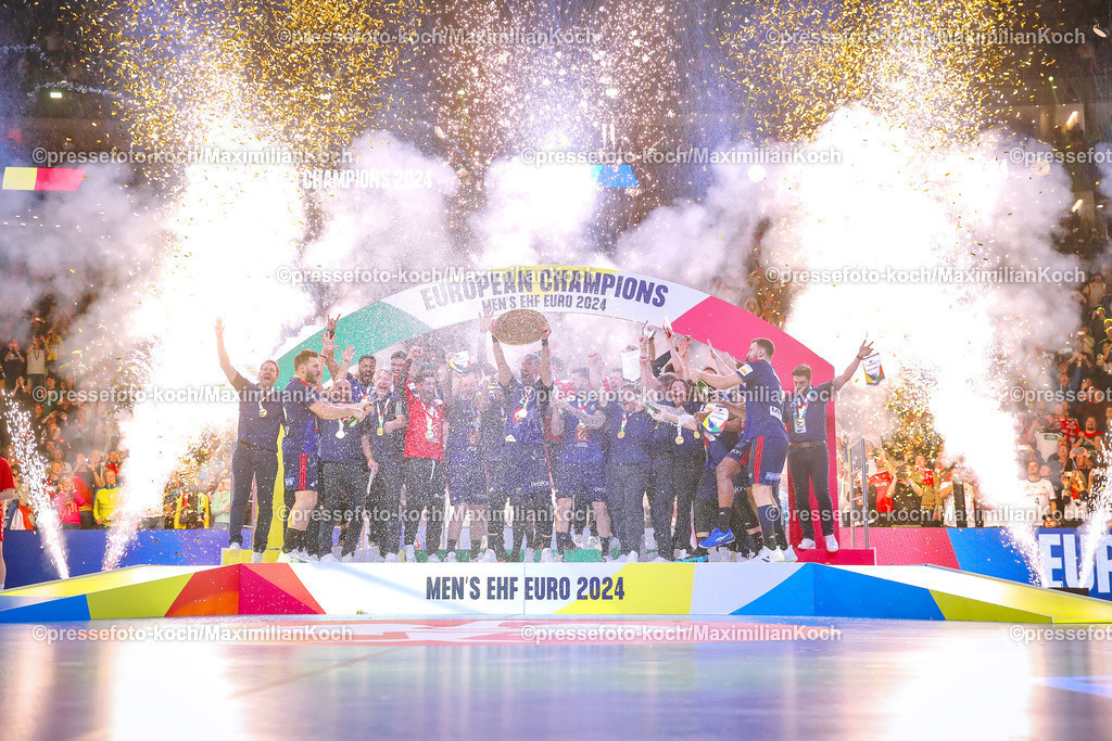EHFEURO28012402039 | 28.01.2024, EHF EURO 2024, Männer Europameisterschaft Handball, Lanxess Arena in Köln, Finale, Frankreich - Dänemark: Siegerehrung Team Frankreich siegt - ist Europameister - und steht jubelnd auf dem Siegerehrungspodest. Luka Karabatic (Frankreich) hällt die Siegerschale nach Oben.