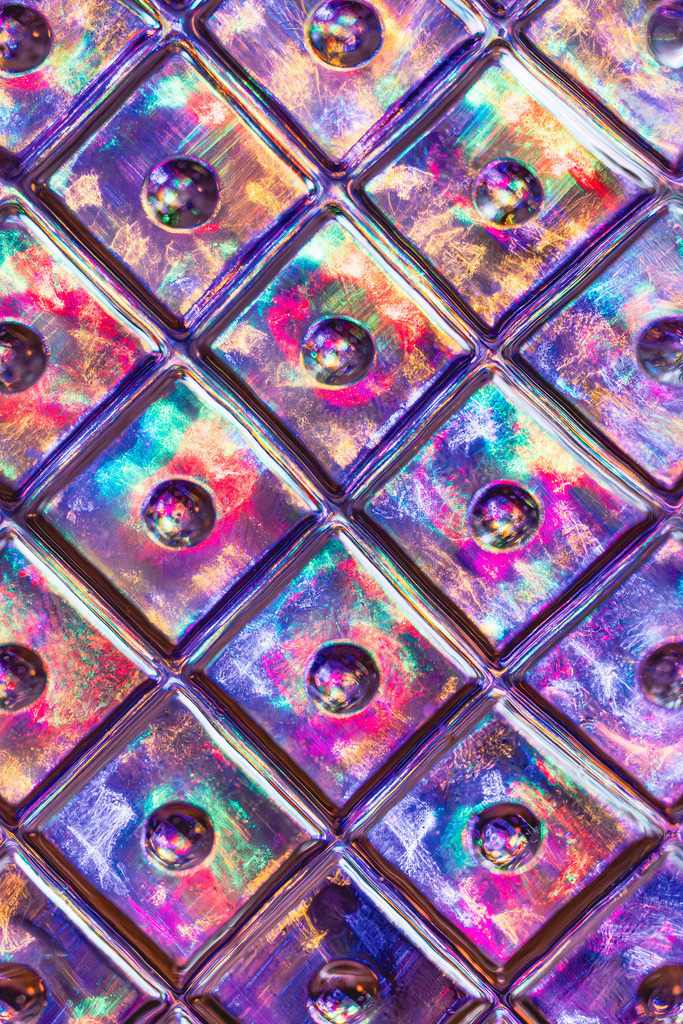 Colorglass | Eine Glasstruktur, die von hinten mit bunten Lichter beleuchtet wurde.