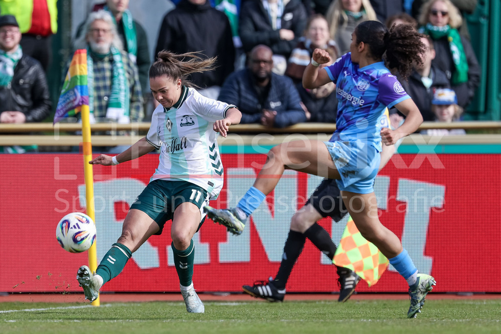 Fussball, Google Pixel Frauen-Bundesliga, SV Werder Bremen - SGS Essen | v.li.: Maja Sternad (SV Werder Bremen, 11) und Ella Touon (SGS Essen, 32) im Zweikampf, Duell, Dynamik, Aktion, Action, Spielszene, DIE DFB-RICHTLINIEN UNTERSAGEN JEGLICHE NUTZUNG VON FOTOS ALS SEQUENZBILDER UND/ODER VIDEOÄHNLICHE FOTOSTRECKEN. DFB REGULATIONS PROHIBIT ANY USE OF PHOTOGRAPHS AS IMAGE SEQUENCES AND/OR QUASI-VIDEO.