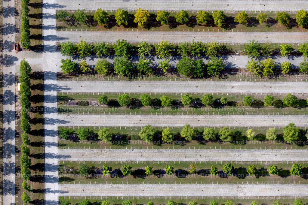 4039916 | LEIPZIG 14.09.2020 Baumreihen am Parkplatz und Abstellfläche für Automobile - PKW auf dem Gelände der Leipziger Messe in Leipzig im Bundesland Sachsen, Deutschland. Weiterführende Informationen bei: LMI - Leipziger Messe International GmbH,  gmp International GmbH. // Parking and storage space for automobiles on the fairgrounds of Leipziger Messe in Leipzig in the state Saxony, Germany. Further information at: LMI - Leipziger Messe International GmbH,  gmp International GmbH. Foto: Gerhard Launer