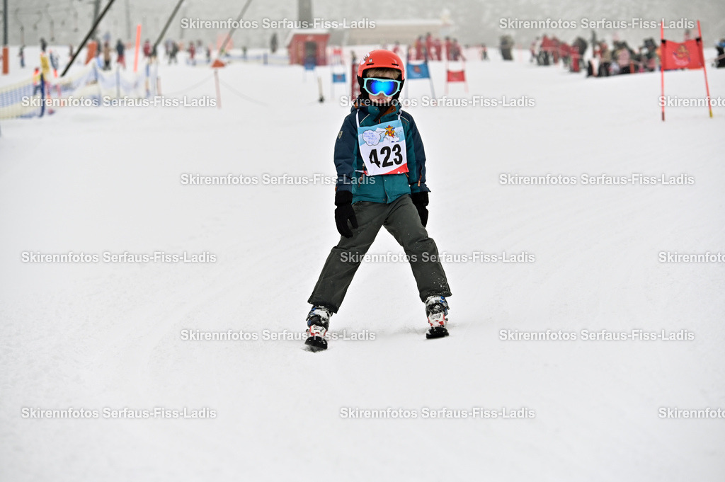 SRF_20.02.2026_0219 | Skirennfotos,Serfaus,Fiss,Ladis,Kinderskirennen,Winter,Tirol,Oberland,skirace,SFL,feelfree,weil wir's genießen,ski,Ski,skifahren,Sonnenplateau, - Realisiert mit Pictrs.com