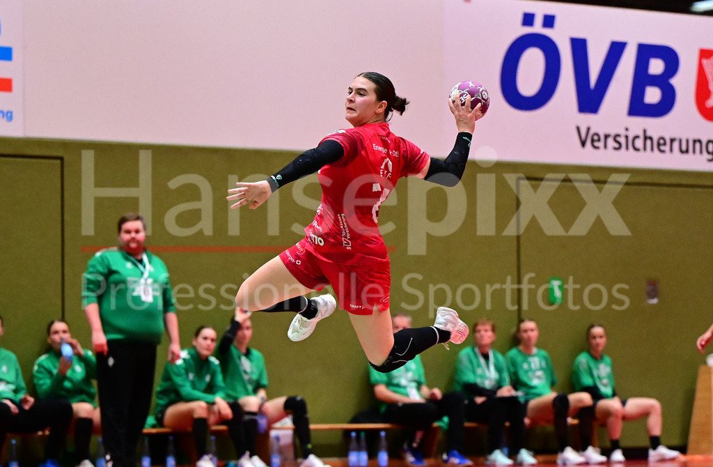 Handball, 2. Bundesliga Frauen, SV Werder Bremen - HSG Bad Wildungen Vipers | v.li.: Melina Hahn (HSG Bad Wildungen Vipers, 24) beim Abwurf, am Ball, Spielszene, Aktion, Action