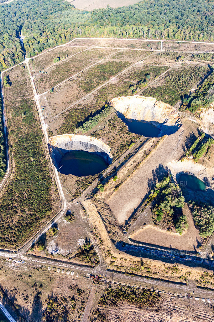 Vue aérienne: Mine de potasse à ciel ouvert dans une forêt défrichée à Lenoncourt dans le département Meurthe et Moselle, France. Photo: IMG_118185.jpg prise le 15/09/2019 par Werner Riehm/FLY-FOTO.eu – Résolution de l'original: 3648 x 5472 px