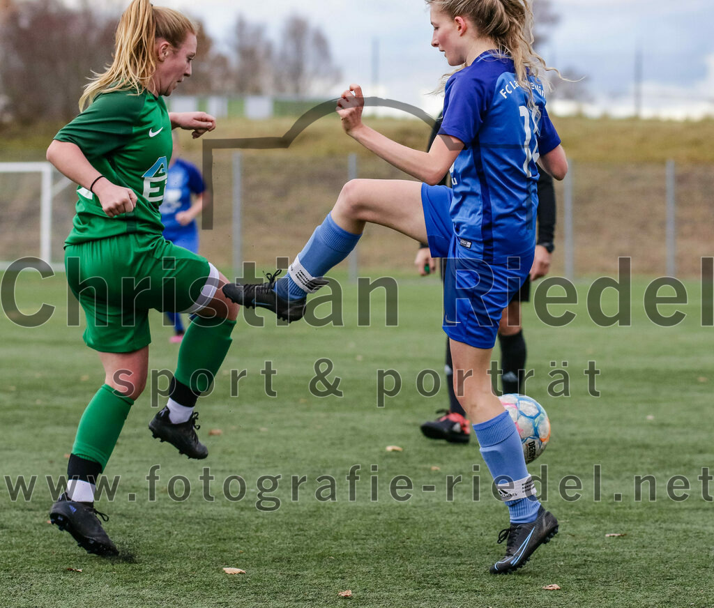 2023-11-19_081_FC_Langengeisling_gegen_FC_Forstern_II | Erding, Deutschland, 19.11.2023:
Fußball, Bezirksoberliga 2023 / 2024, 12. Spieltag, FC Langengeisling gegen FC Forstern II, Endergebnis: 3:0

Rosa Knauer (FC Forstern, #4), Lena Altmann (FC Langengeisling, #14)

Foto: Christian Riedel / fotografie-riedel.net