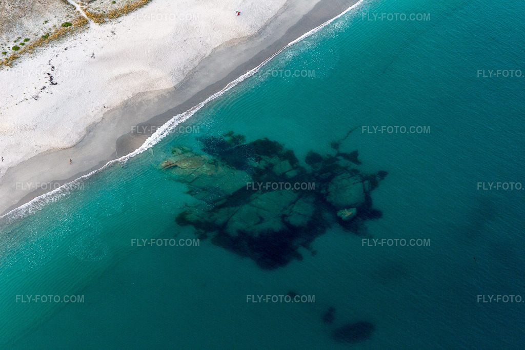 Aerial view: Kersauz Beach in Treffiagat in the state Finistere, France. – Photo: IMG_132676.jpg taken on 06/17/2022 by Werner Riehm/FLY-FOTO.com – Resolution of the original: 5472 x 3648 px