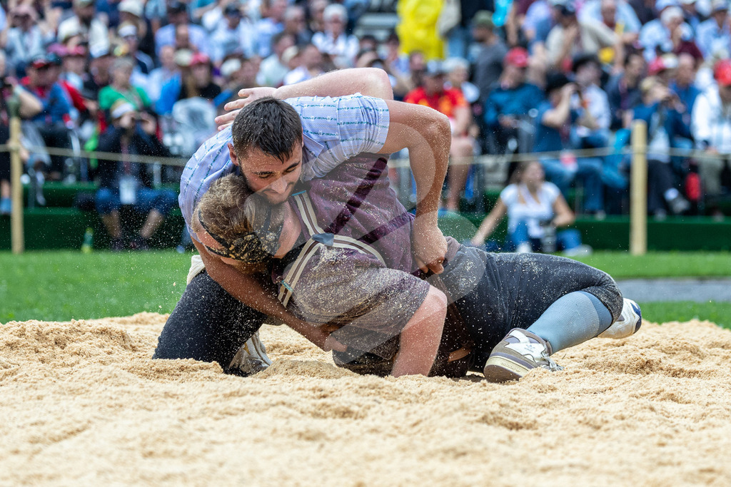 ESAF2025_03Gang_5150 | Die Schwinger des Schwyzer Kantonalen Schwingerverbandes: Fotos, die Dynamik und Leidenschaft festhalten, sowie emotionale Momente aus dem traditionellen Schwingsport zeigen. - Realisiert mit Pictrs.com