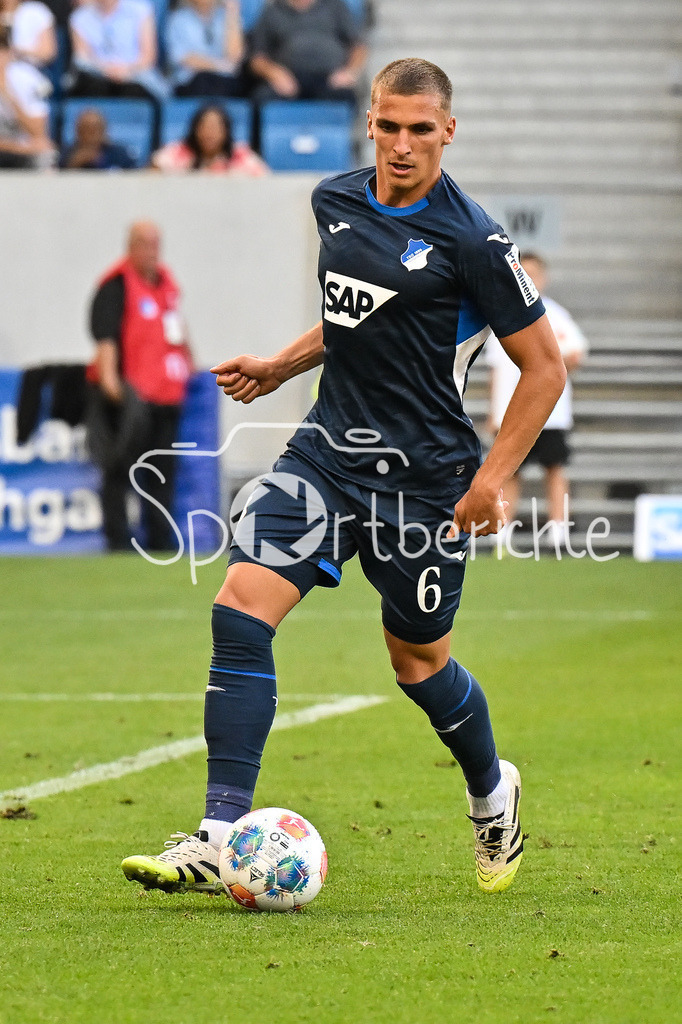 TSG 1899 Hoffenheim - FC Bayern München | am Ball Grischa PRÖMEL (TSG Hoffenheim 6) Einzelfoto / Freisteller, Bundesliga: TSG 1899 Hoffenheim - FC Bayern München; PreZero-Arena am 20.09.2025 / DFL REGULATIONS PROHIBIT ANY USE OF PHOTOGRAPHS AS IMAGE SEQUENCES AND/OR QUASI-VIDEO