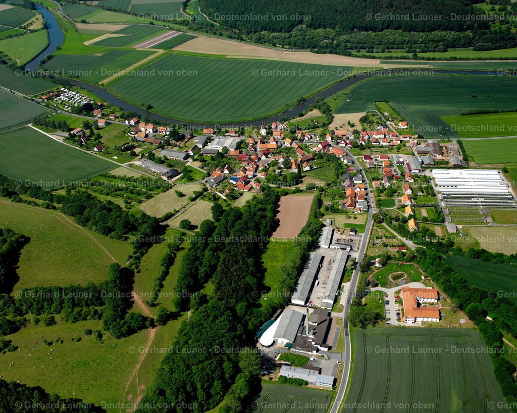 2634066 | WAHLHAUSEN 09.06.2006 Landwirtschaftliche Nutzflächen und Feldgrenzen  umsäumen das Siedlungsgebiet des Dorfes in Wahlhausen im Bundesland Thüringen, Deutschland // Agricultural land and field boundaries surround the settlement area of the village  in Wahlhausen in the state Thuringia, Germany Foto: Gerhard Launer