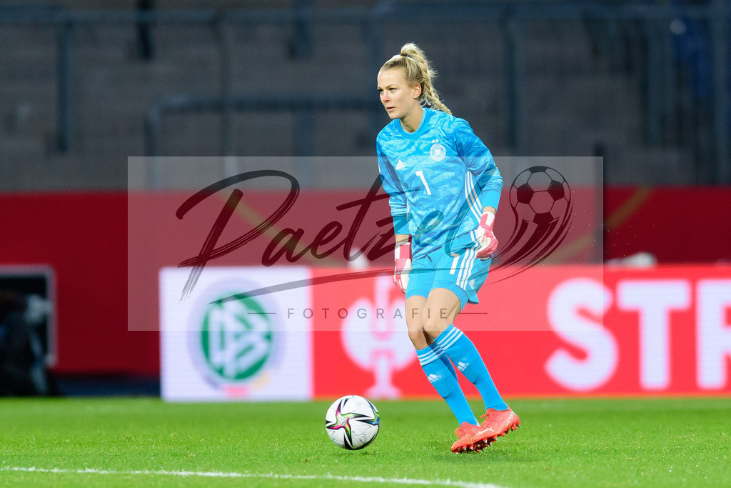 GERTUR20211126_106 | Fussball, Frauen: Torwart Merle Frohms (Germany) in Aktion, am Ball, Einzelaktion bei dem Spiel der WM-Qualifikation zwischen Deutschland und Tuerkei im Eintracht-Stadion am 26.11.2021 in Braunschweig, Deutschland. - Realisiert mit Pictrs.com