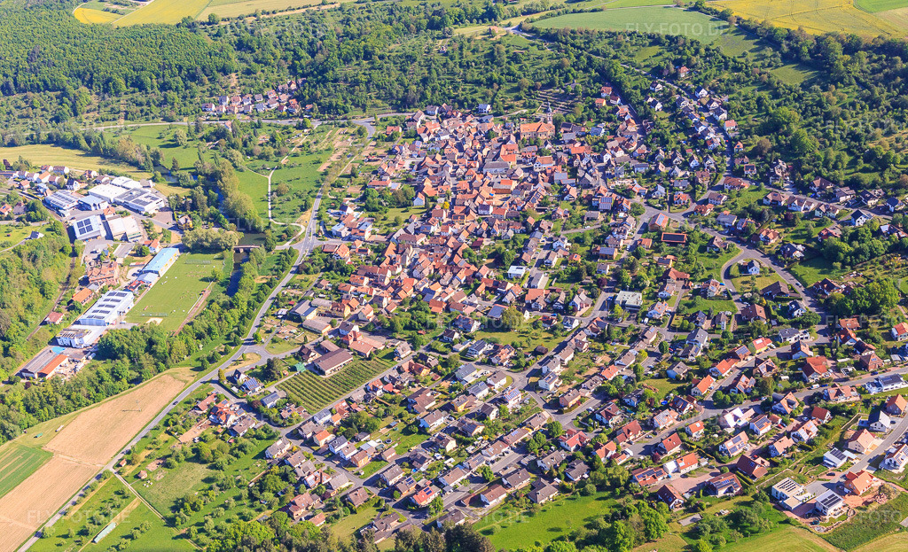 Luftbild: Dorfansicht im Lieblichen Taubertal aus Süden im Ortsteil Reicholzheim in Wertheim im Bundesland Baden-Württemberg in Deutschland. Foto: IMG_146594.jpg vom 10.05.2025 durch Werner Riehm/FLY-FOTO.de
