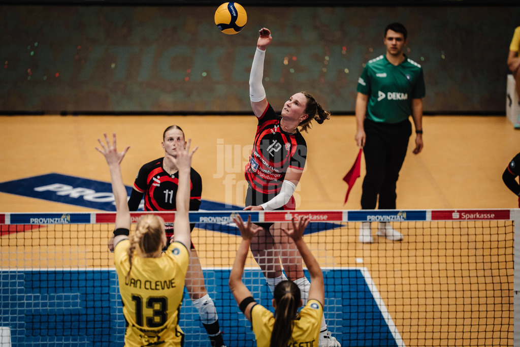 Volleyball | Frauen | Saison 2025/2026 | Volleyball Bundesliga | SSC Palmberg Schwerin vs. ETV Hamburger Volksbank Volleys | 18.10.2025 | Hannah Ammerman (#12, ETV Hamburger Volksbank Volleys) beim Angriff