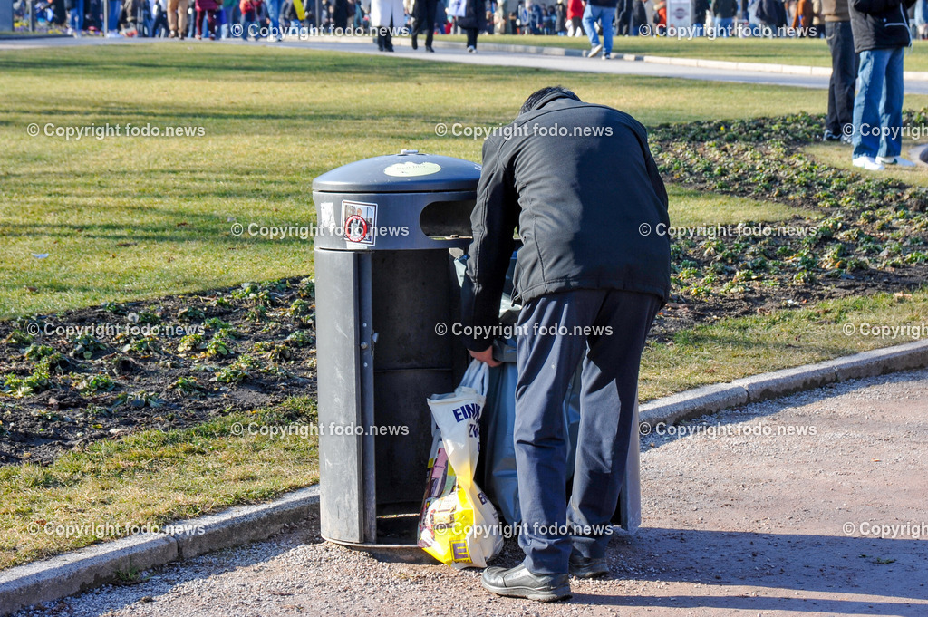 Deutschland_ Baden-Wuerttemberg_ Stuttgart_ 15.02.2025-53 | 15.02.2025, Deutschland, GER, Baden-Wuerttemberg, Stuttgart, im Bild Themenbild, Stadtansichten, Mann beim Flaschen sammeln, Mist, Muell, stoebern, Pfand, Pfandflaschen, Geld, Armut, arm, Taschen, Feature, Symbolbild