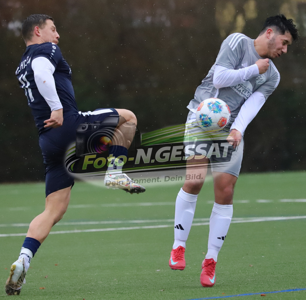 SV Enger-Westerenger - VfL Holsen | Auf dem Bild zu sehen: Grau SV Enger-Westerenger: Abdullah Solak ; Schwarz VfL Holsen: Fabian SchneiderSC Bünde, VfL Holsen, Saison 25/26, Kreisliga A, Deutschland - Realisiert mit Pictrs.com