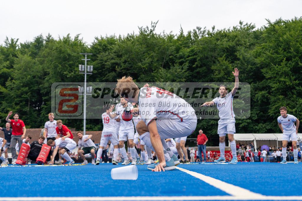 Final4_20250601-1520-HK108783 | Krefeld, Deutschland, 01.06.2025:  Feldhockey Final4 2025 – „Deutsche Feldhockey-Meisterschaften 2025“ Crefelder HTC - Rot-Weiss Köln (Finale Herren) im Gerd-Wellen-Hockeyanlage am 01.06.2025 in Krefeld, Deutschland. (Foto von Kramhöller/Fehrmann/Kaste)Krefeld, Germany, 01.06.2025: Feldhockey Final4 2025 – „Deutsche Feldhockey-Meisterschaften 2025“ Harvestehuder HTC - Düsseldorfer HC (Finale Damen) in Gerd-Wellen-Hockeyanlage at 01.06.2025 in Krefeld, Deutschland. (Foto from Kramhöller/Fehrmann/Kaste)