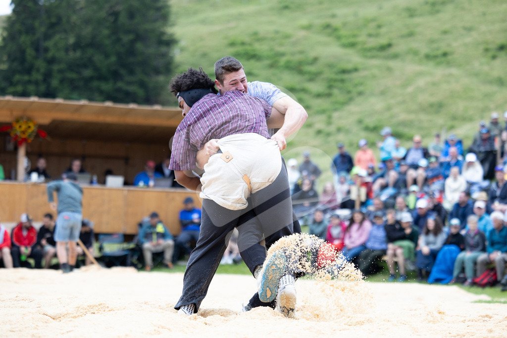 Rigi2025_0279 | Die Schwinger des Schwyzer Kantonalen Schwingerverbandes: Fotos, die Dynamik und Leidenschaft festhalten, sowie emotionale Momente aus dem traditionellen Schwingsport zeigen. - Realisiert mit Pictrs.com