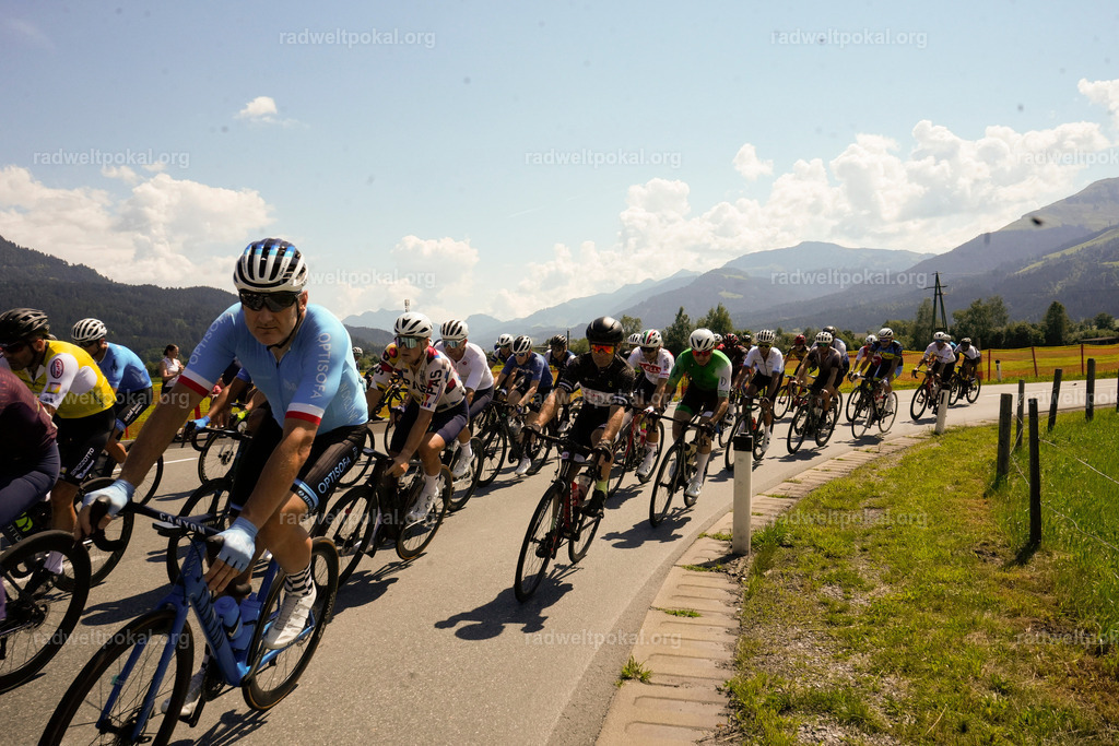 278_20230817_Bewerb_Maenner_Muehlanger | AUT - OESTERREICH, 2023-08-16: SPORT RENNRAD-FAHREN - 55. INTERNATIONALER RADWELTPOKAL IN ST. JOHANN IN TIROL  - Vintage-Radrennen mit WM-Bronze-Medaillen-Siegerin Christina Schweinberger, den Teilnehmer und Alexander Baumann (vom Orginastions-Team) - TAG 2 BEWERB MAENNER IN SECHS GRUPPEN  ; Foto: Roland Muehlanger