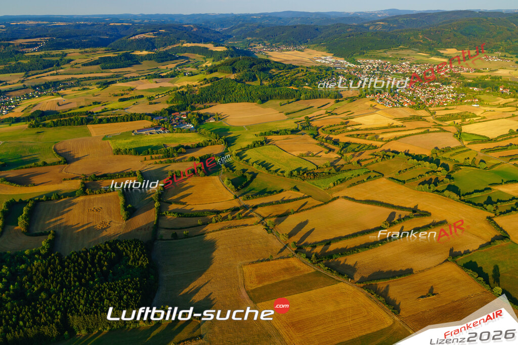 Die Luftbildaufnahme Kreuzberg - Marktrodach wurde 2018 mittels Flugzeug (keine Drohne) erstellt. Perfekte Schärfe und Druck- Auflösung- Garantiert!