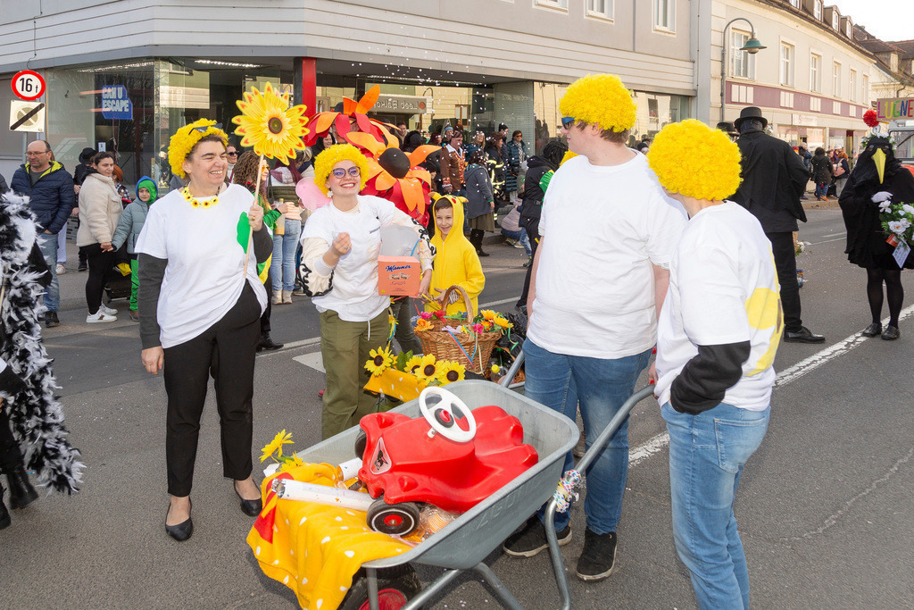 Umzug2025-168_9837 | Fotostrecke: FASCHINGSUMZUG 2025 in Loosdorf. 22 Masken(gruppen)-Teilnehmer: Loosdorfer Vereine, Wirtschaftstreibende, Gemeindeabordnungen sowie Kreditinstitute. rund 700 Besucher entlang der Hauptstrasse. Veranstaltungs-Sicherung durch Mannschaft der FF-Loosdorf mit schwerem Gerät. Maskenprämierung am EKZ-Platz durch Bgm. Thomas Vasku in den Kategorien: Bester Festwagen (Fa. gkonzept-Groissenberger; Beste Personengruppe-ASK-Loosdorf; Beste Einzelperson; Weiteste Anreise-FF Schollach;