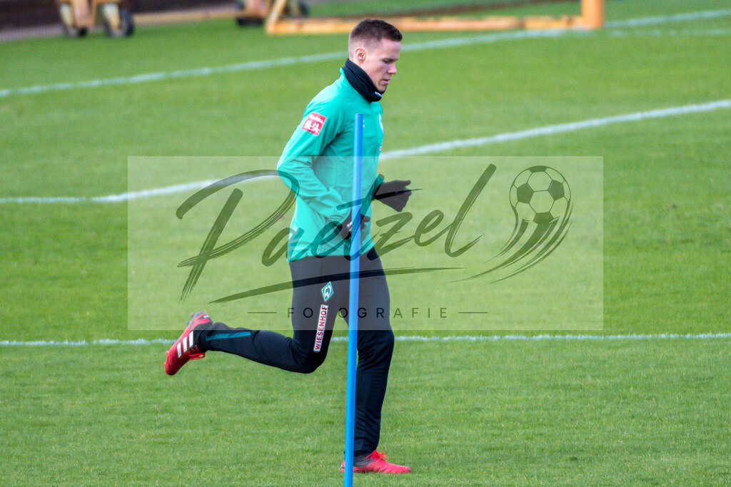 20200218_TRASVW_0064 | Fussball, Herren: Niklas Moisander (Werder Bremen) schaut waehrend der Trainingseinheit des SV Werder Bremen auf dem wohninvest Weserstadion Trainingsplatz am 18.02.2020 in Bremen, Deutschland. - Realisiert mit Pictrs.com