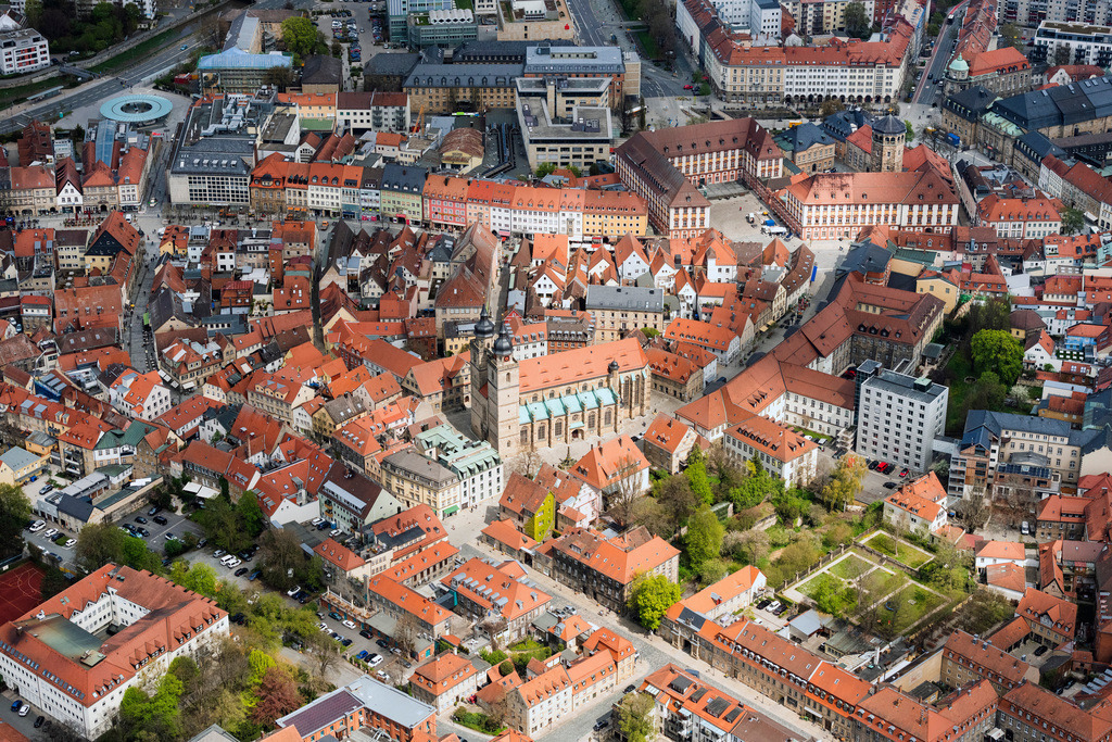 dr__0095127.jpg | BAYREUTH 28.04.2022 Stadtzentrum im Innenstadtbereich entlang der Maximilianstraße an der Maximilianstraße in Bayreuth im Bundesland Bayern. // The city center in the downtown are on street Maximilianstrasse in Bayreuth in the state Bavaria. Foto: Daniel Reiter